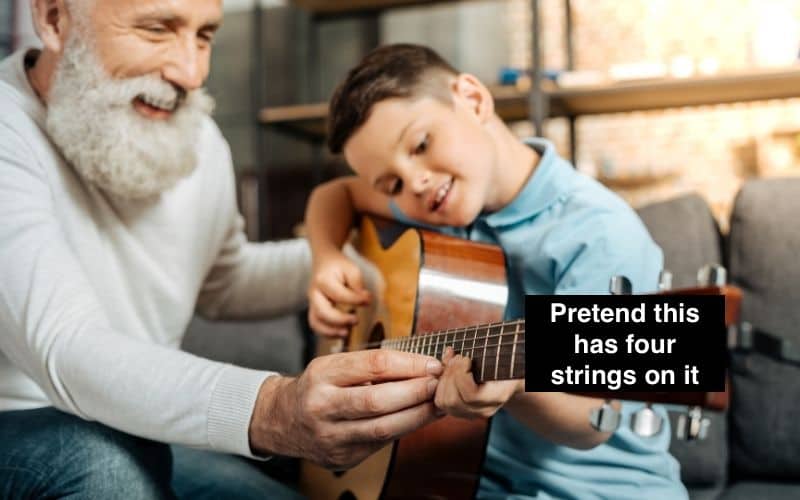 Niño Aprendiendo la Guitarra con su Instructor 