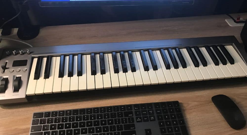 MIDI Keyboard - How to Tune A Guitar With the Piano 