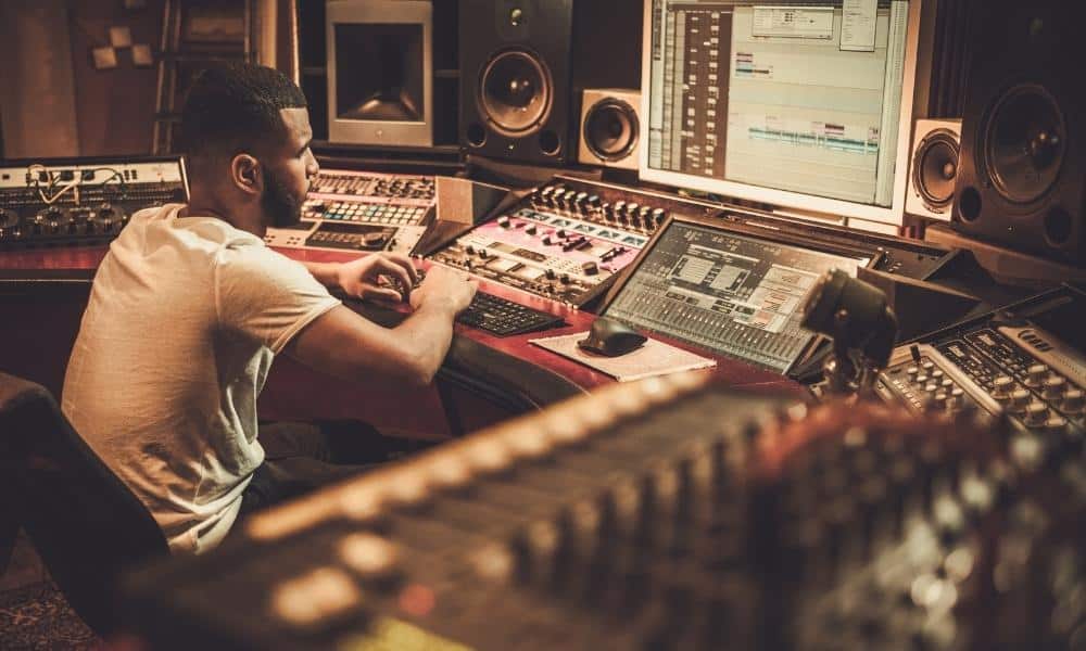 Mixing-Engineer-Guitar-Amps-vs-Studio-Monitors-The-Differences-and-More