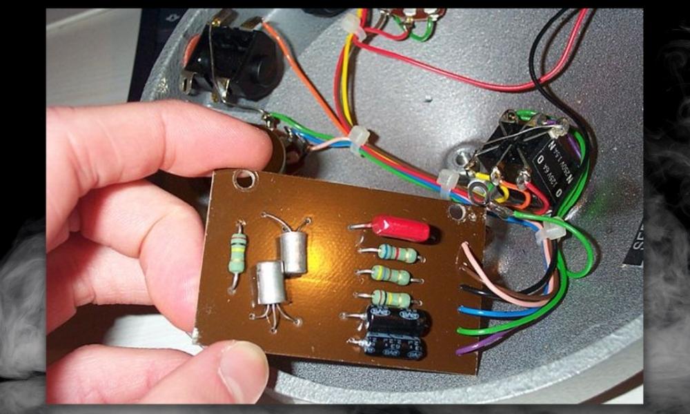 Fuzz Face Circuitry - What Guitar Pedals Sound Better With Dying Batteries [EASY] 