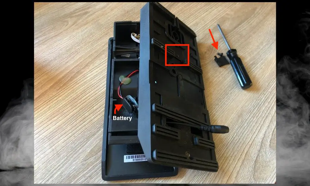 Battery Compartment - How to Use A Vibrato Pedal 
