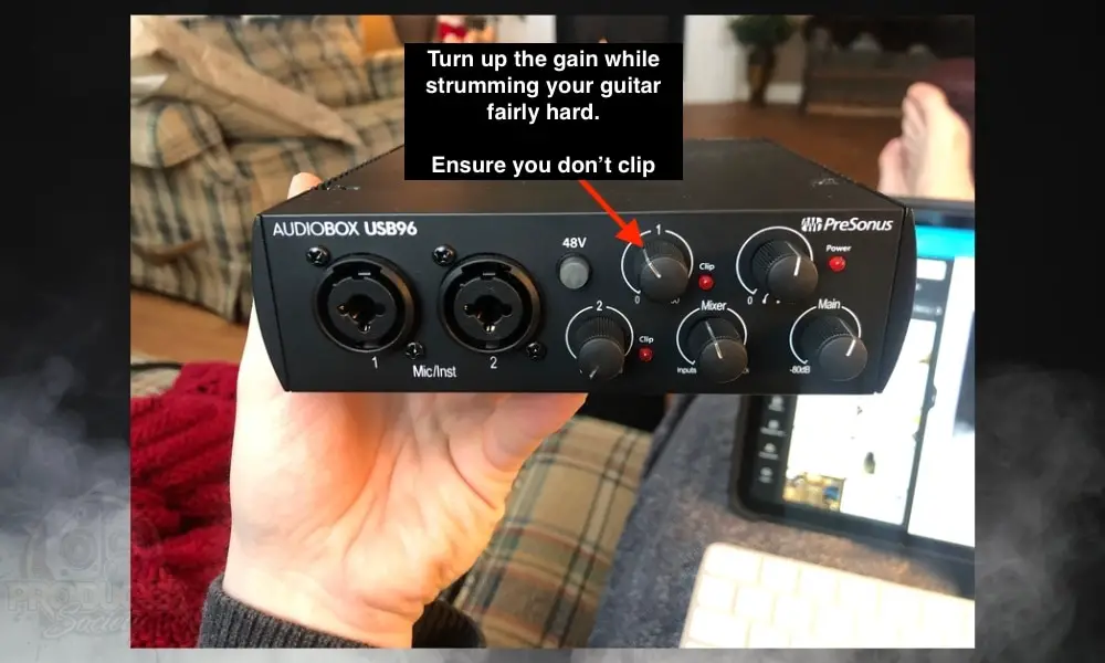 Gain - How  To Connect Your Guitar To An AudioBox