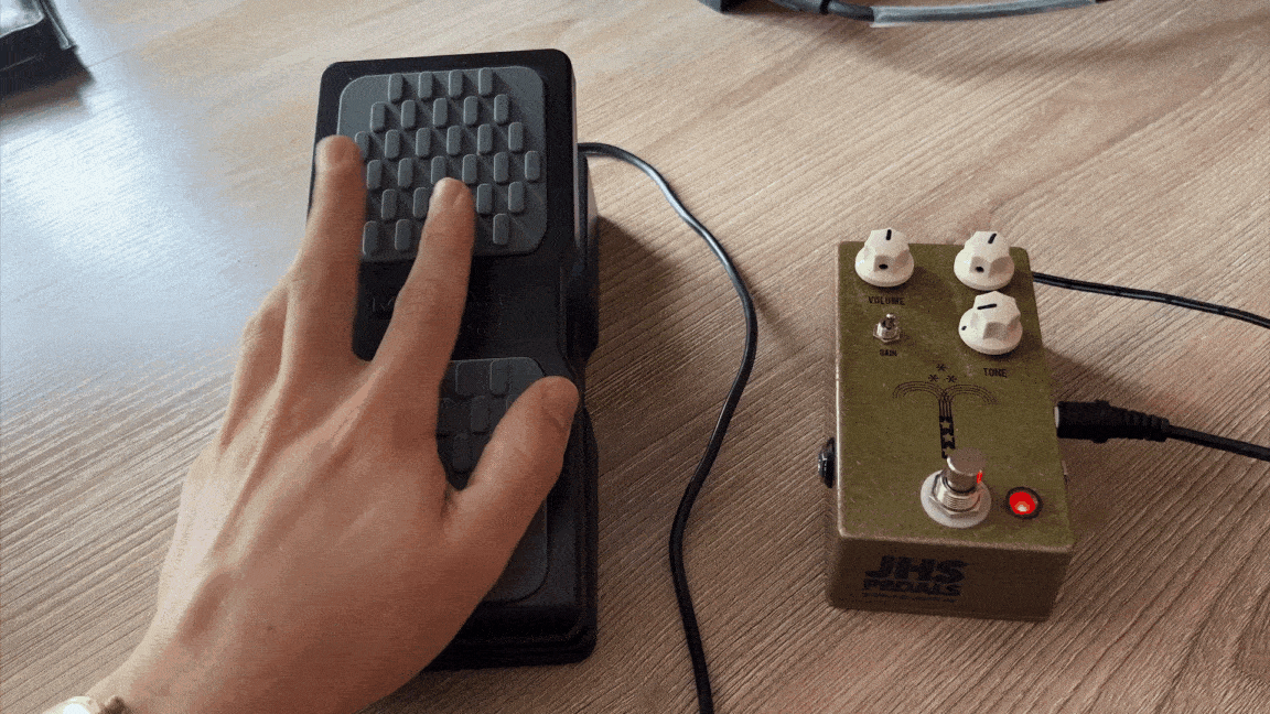 GIF showing how expression pedal on Morning Glory works. 